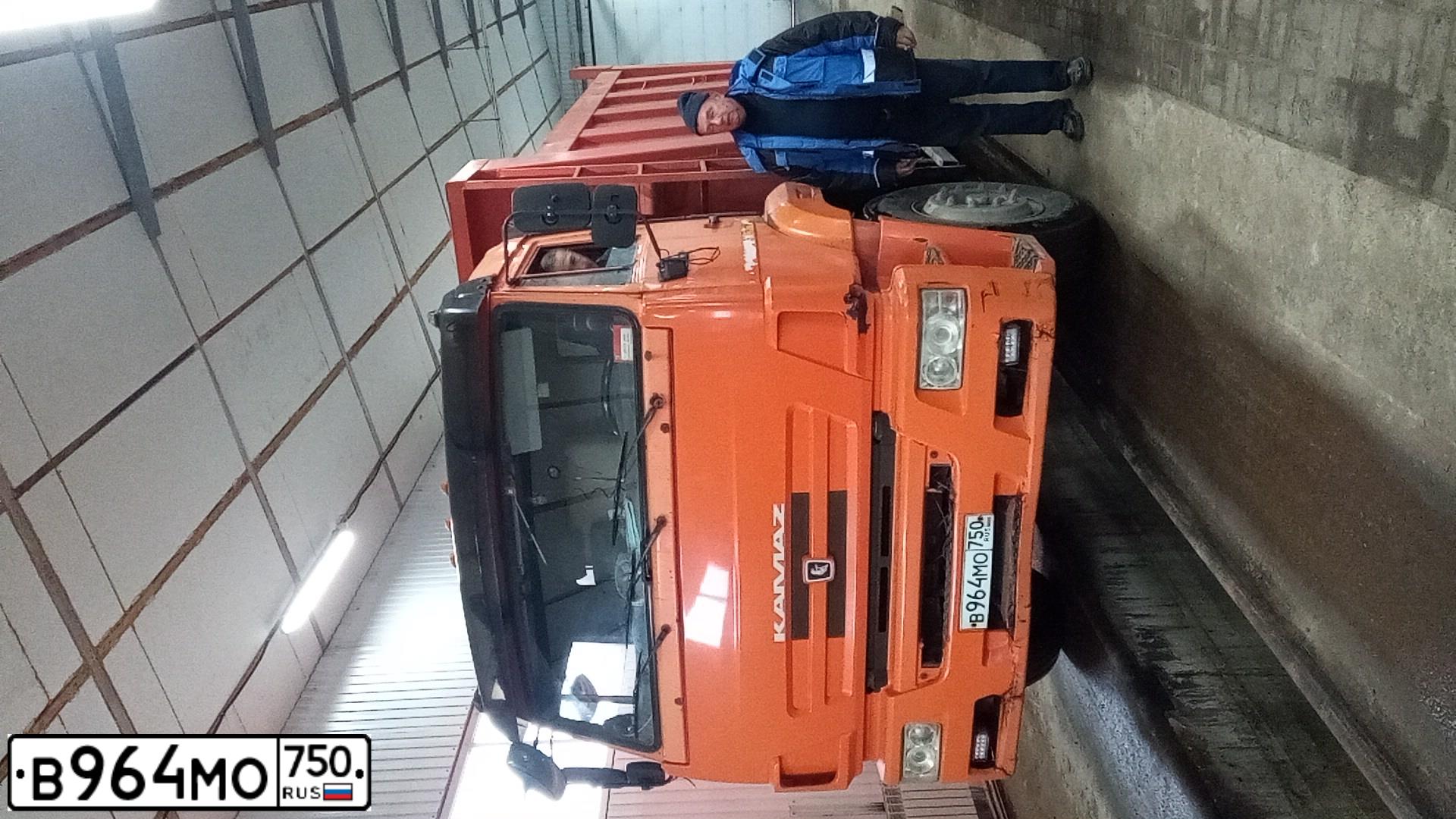 Фото автомобиля KAMAZ 6520 /6X4/, 2012 — госномер В964МО750. Цвет: ОРАНЖЕВЫЙ