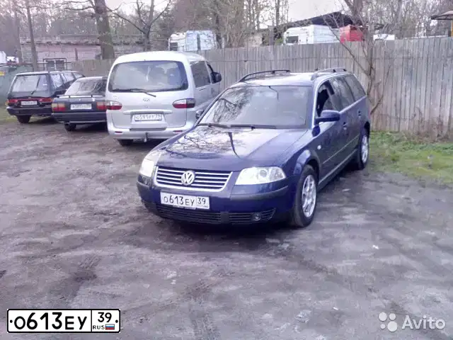 Фото автомобиля VOLKSWAGEN PASSAT, 2002 — госномер О613ЕУ39. Цвет: ТЕМНО-СИНИЙ