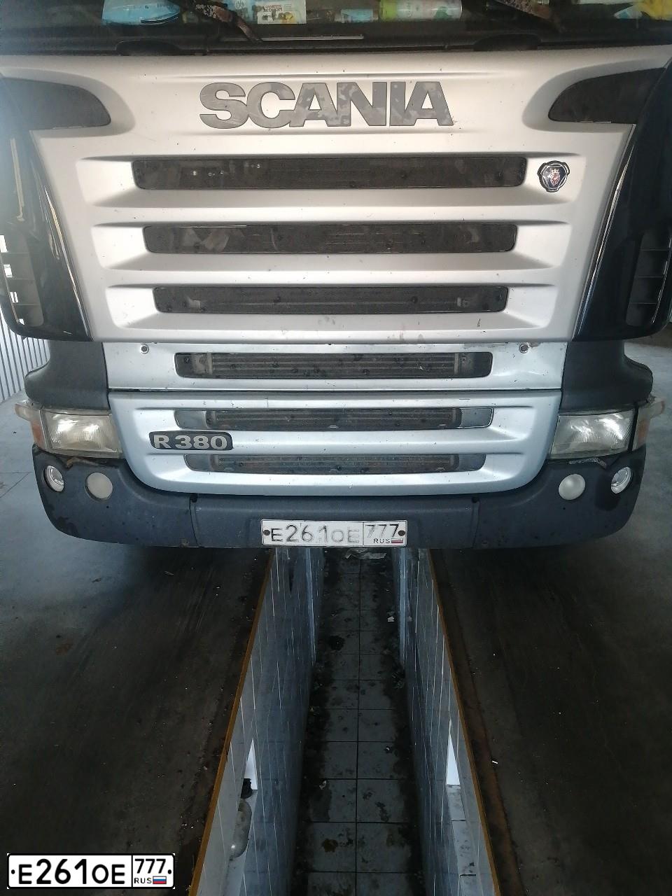 Фото автомобиля SCANIA SERIE R /6X2/, 2008 — госномер Е261ОЕ777. Цвет: ЧЕРНЫЙ