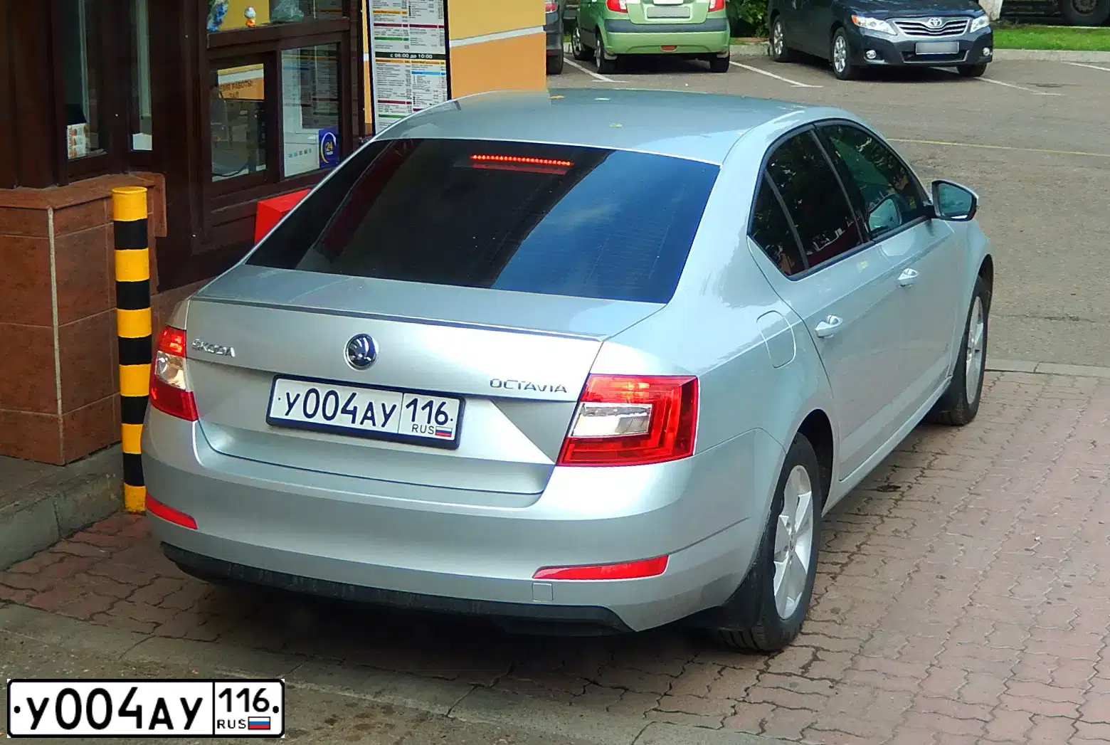 Фото автомобиля SKODA OCTAVIA, 2013 — госномер Т985РР31. Цвет: серебристый