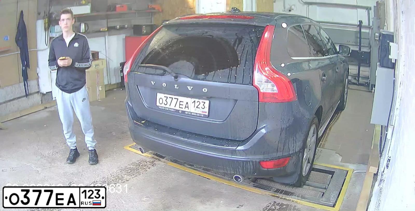 Фото автомобиля VOLVO S60, 2012 — госномер Е477УО198. Цвет: Белый