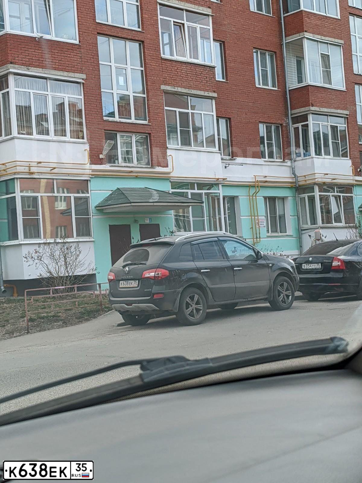 Фото автомобиля RENAULT KOLEOS, 2011 — госномер К638ЕК35. Цвет: ЧЕРНЫЙ