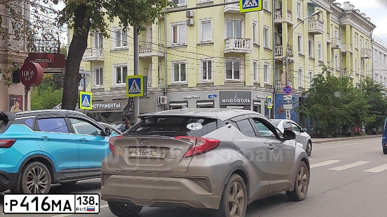 Фото автомобиля TOYOTA C-HR HYBRID TOYOTA C-HR HYBRID, 2018 — госномер Р416МА138. Цвет: Серый