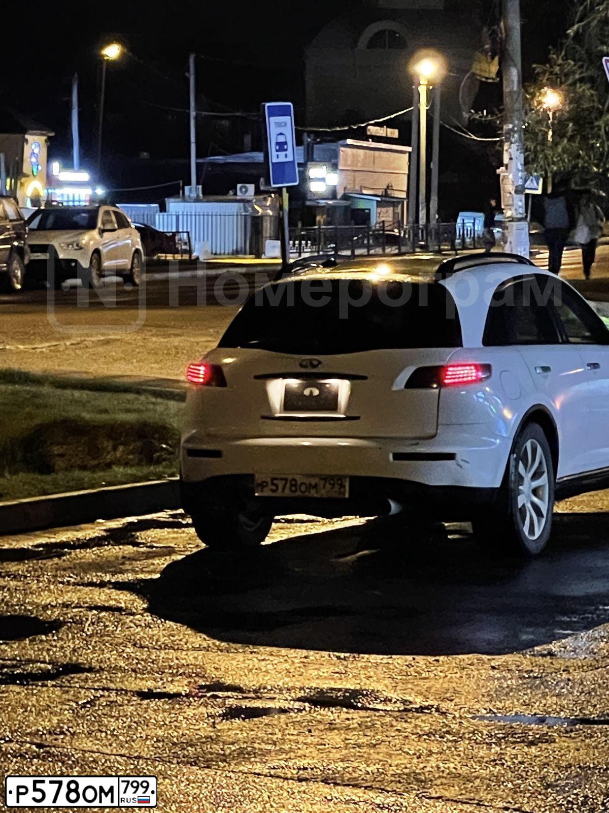 Фото автомобиля INFINITI QX70 /FX/, 2003 — госномер Р578ОМ799. Цвет: Белый