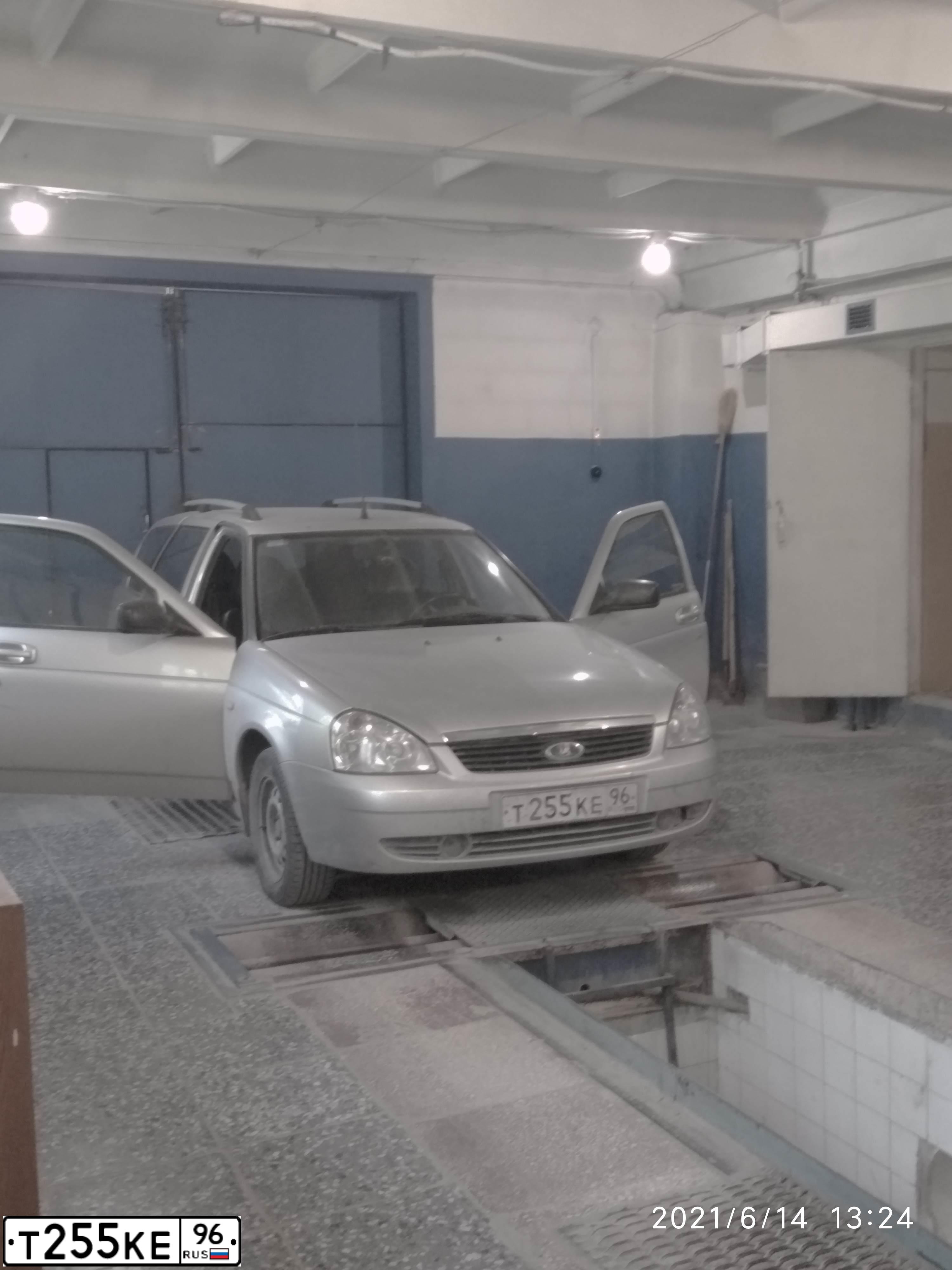 Фото автомобиля LADA 2171 PRIORA, 2011 — госномер Т255КЕ96. Цвет: СВЕТЛО-СЕРЫЙ