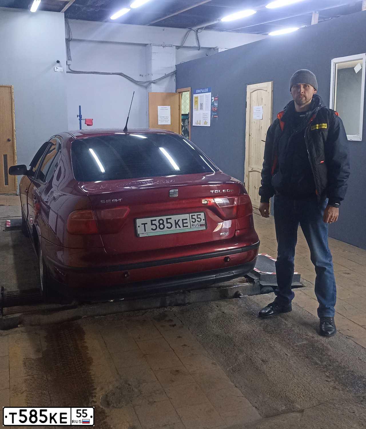 Фото автомобиля SEAT TOLEDO, 2001 — госномер Т585КЕ55. Цвет: Красный