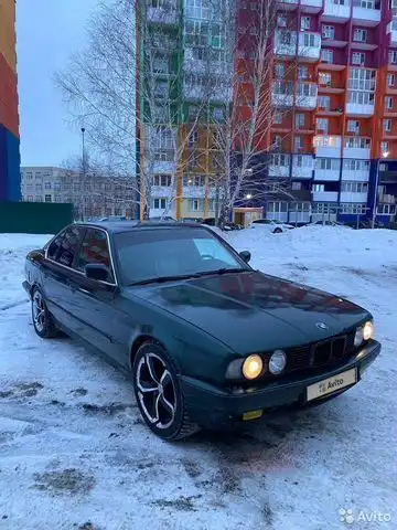 Фото автомобиля BMW SERIE 5, 1990 — госномер Е988НВ45. Цвет: ЗЕЛЕНЫЙ