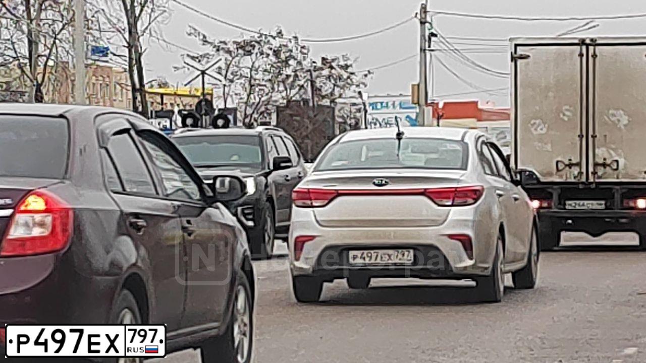 Фото автомобиля KIA RIO, 2019 — госномер Р497ЕХ797. Цвет: Серебристый