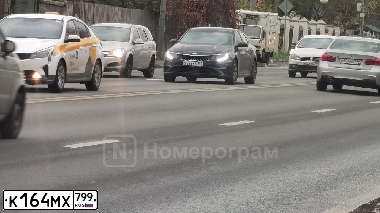 Фото автомобиля BMW X1, 2018 — госномер К164МХ799. Цвет: БЕЛЫЙ МЕТАЛЛИК