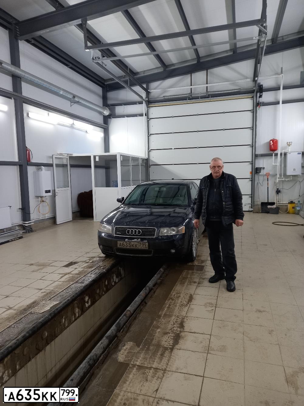 Фото автомобиля AUDI A4, 2004 — госномер Н962АВ250. Цвет: Темно-синий
