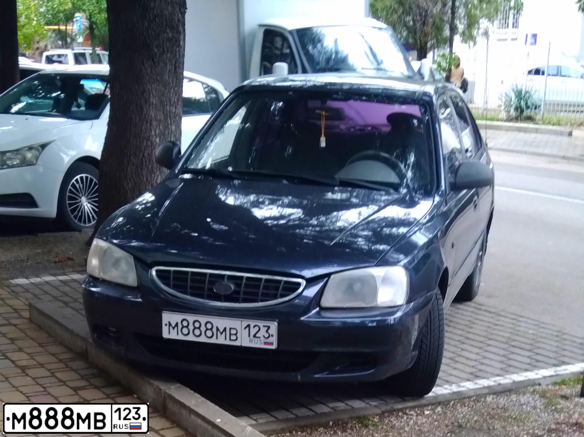 Фото автомобиля LADA 2104, 1996 — госномер М888МВ123. Цвет: ВИШНЕВЫЙ