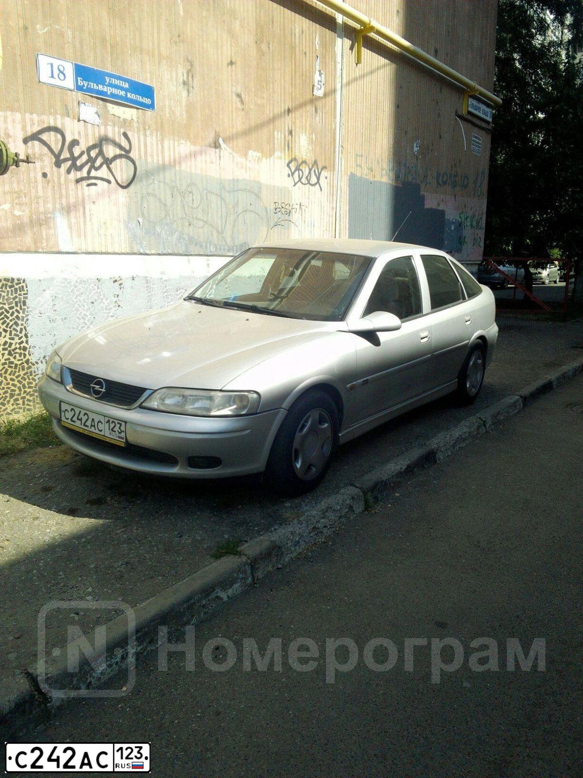 Фото автомобиля OPEL VECTRA, 1999 — госномер С242АС123. Цвет: серебристый