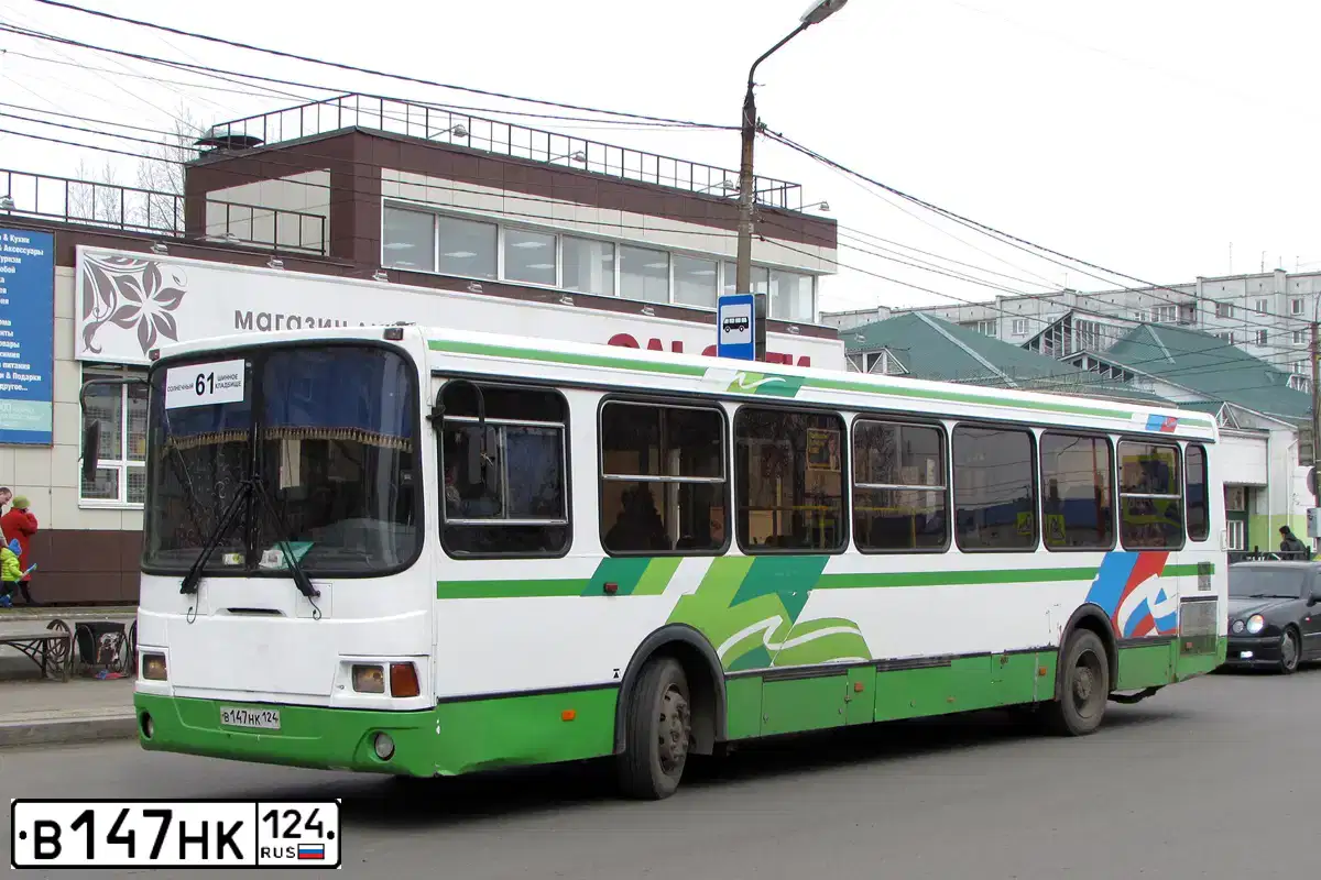 Фото автомобиля LIAZ 5256, 2009 — госномер В147НК124. Цвет: белый, зеленый