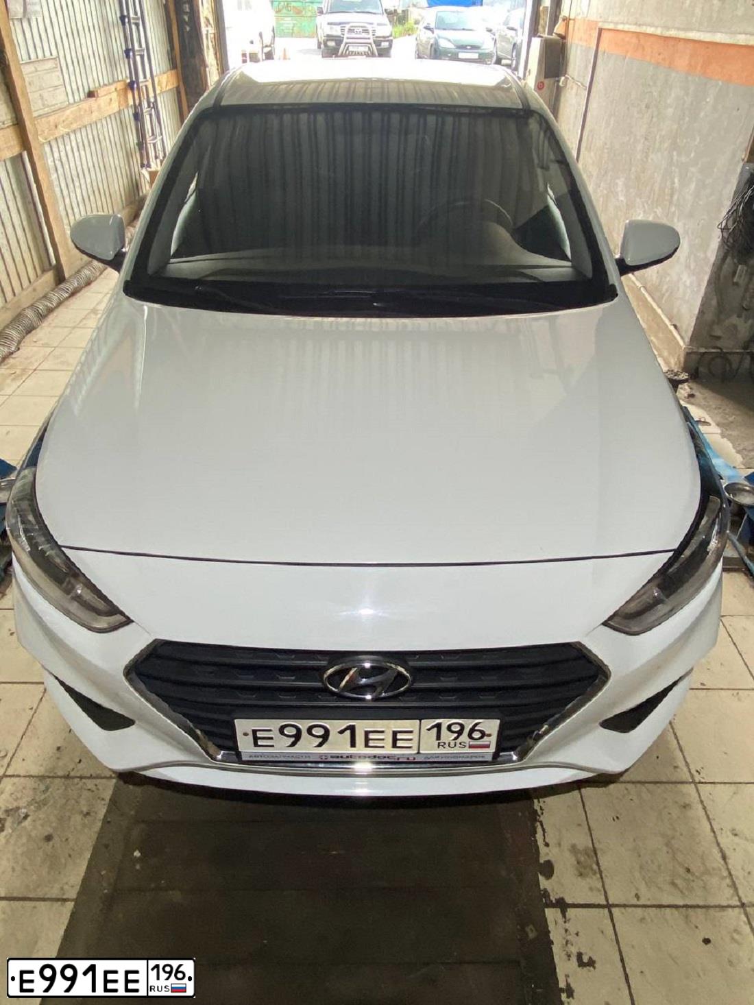 Фото автомобиля HYUNDAI SOLARIS, 2017 — госномер Е991ЕЕ196. Цвет: БЕЛЫЙ