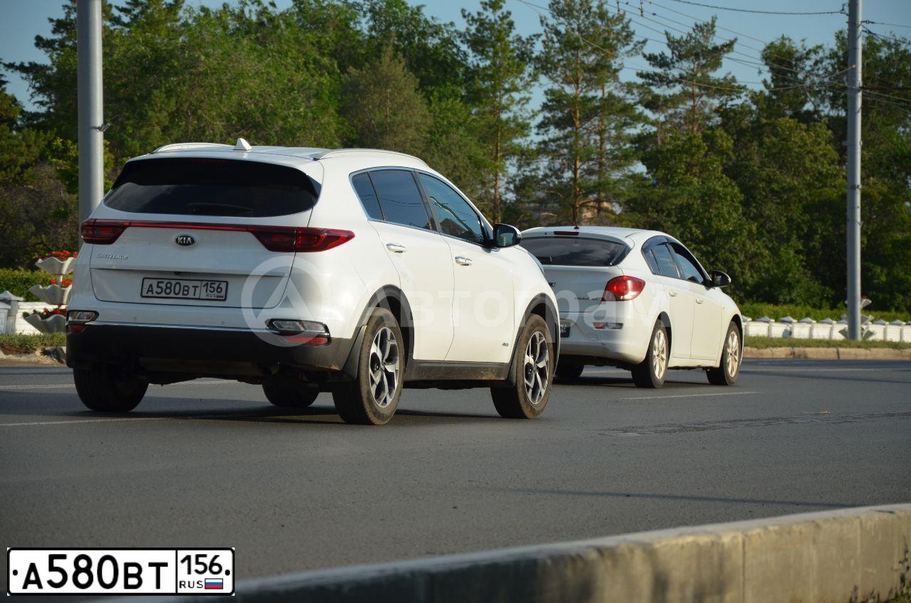 Фото автомобиля KIA SPORTAGE, 2020 — госномер А580ВТ156. Цвет: БЕЛЫЙ