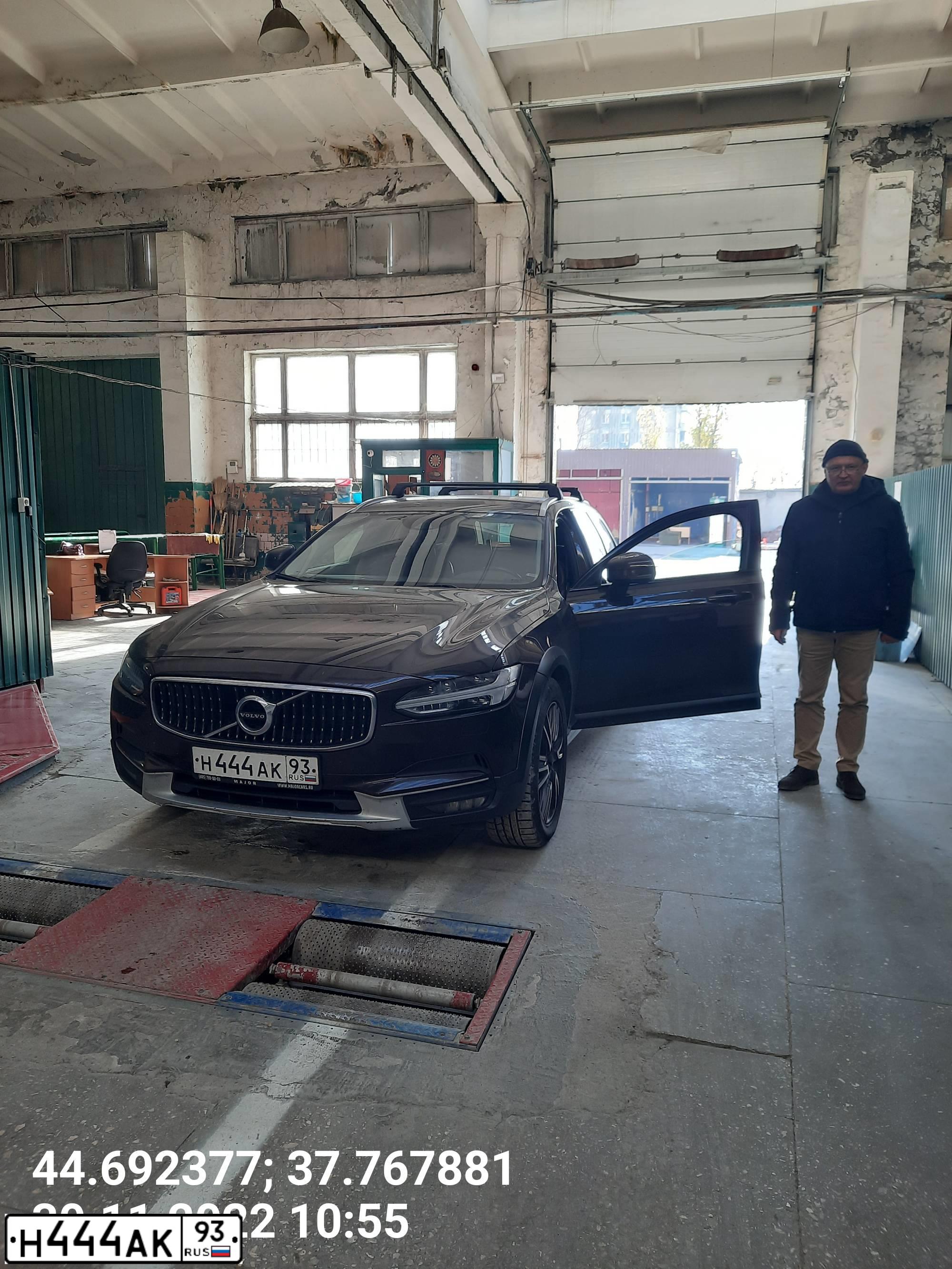 Фото автомобиля VOLVO V90, 2017 — госномер М880ТХ134. Цвет: Коричневый