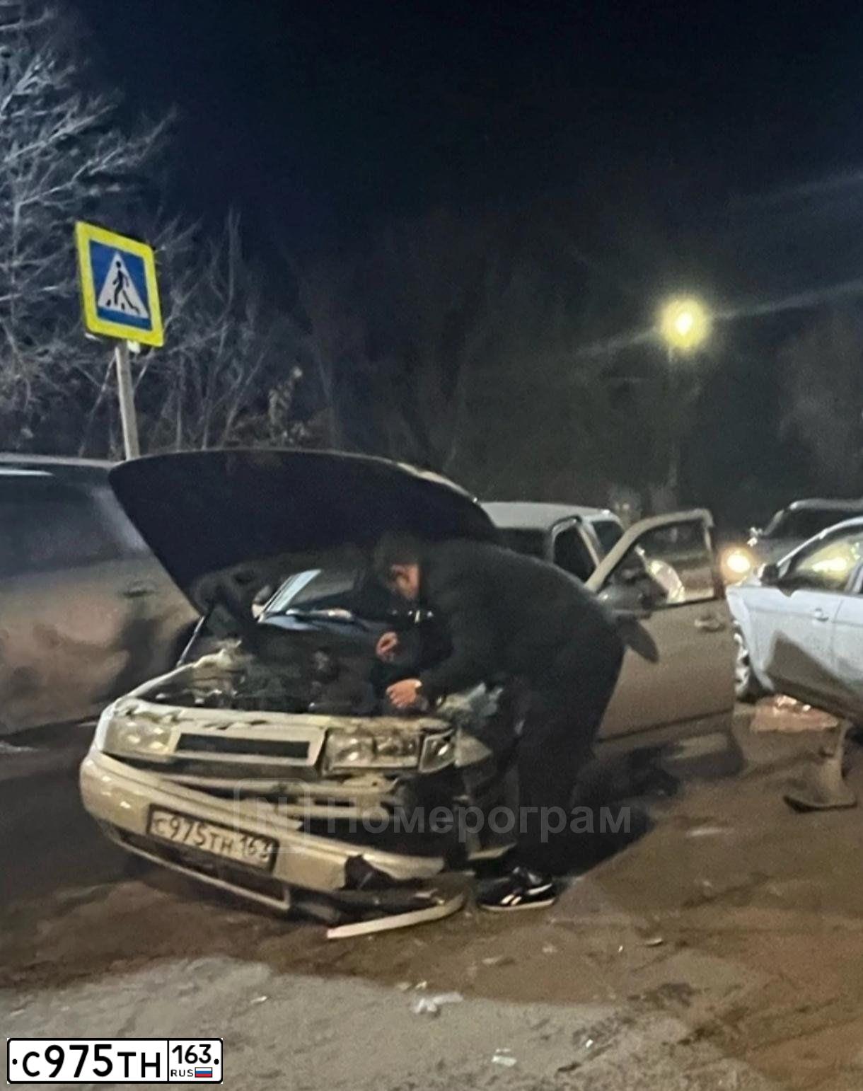 Фото автомобиля LADA 2110 LADA, 2005 — госномер С975ТН163. Цвет: МОЛОЧНО-БЕЛЫЙ СЕРЕБРИСТЫЙ