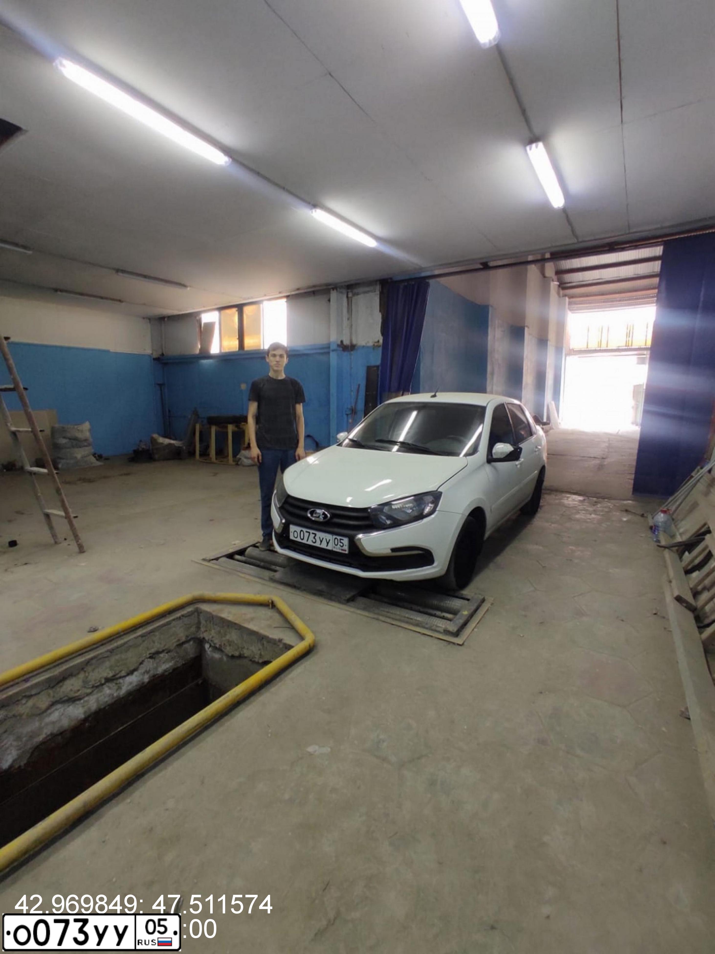 Фото автомобиля LADA 2190 GRANTA, 2018 — госномер М444МР159. Цвет: Белый