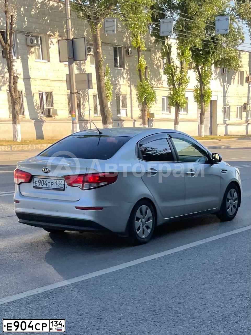 Фото автомобиля KIA RIO, 2016 — госномер Е904СР134. Цвет: СЕРЕБРИСТЫЙ