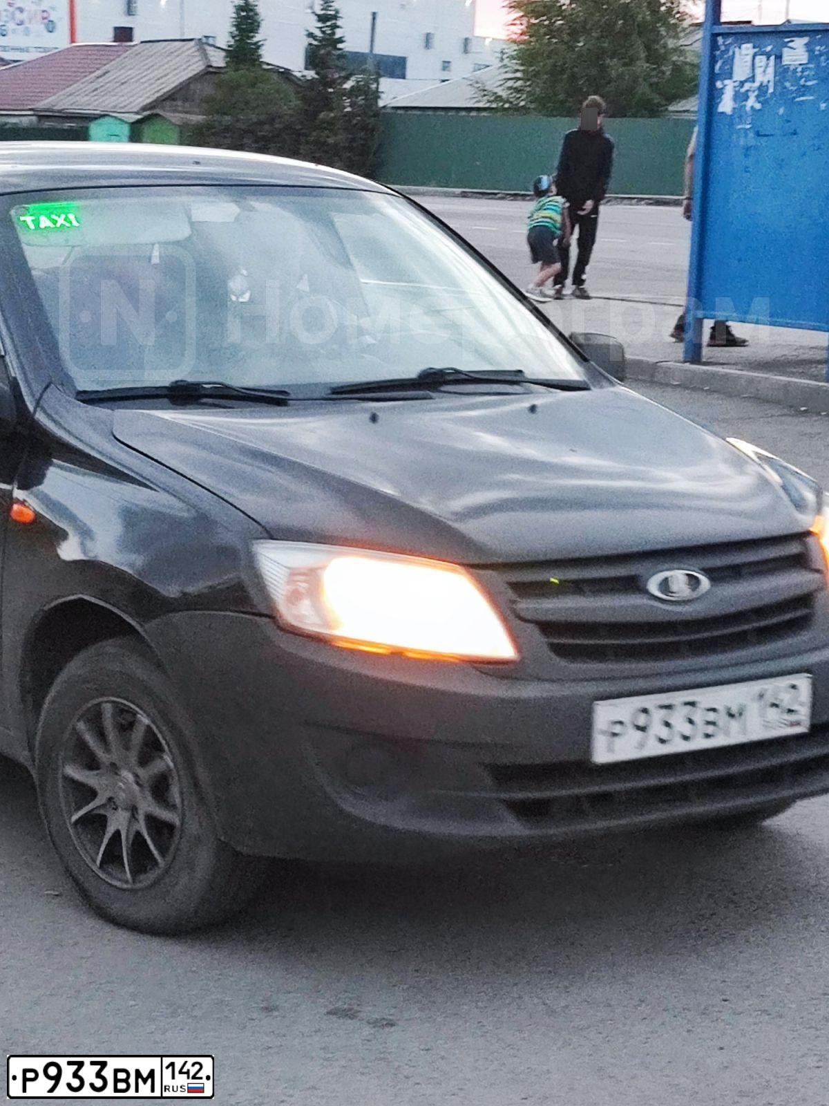 Фото автомобиля LADA 2190 GRANTA, 2014 — госномер Р933ВМ142. Цвет: ЧЕРНЫЙ