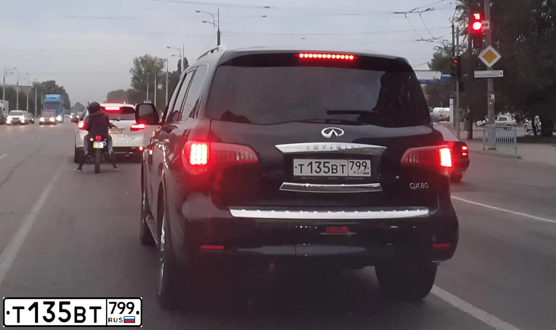 Фото автомобиля INFINITI QX80 /QX56/, 2017 — госномер Т135ВТ799. Цвет: ЧЕРНЫЙ