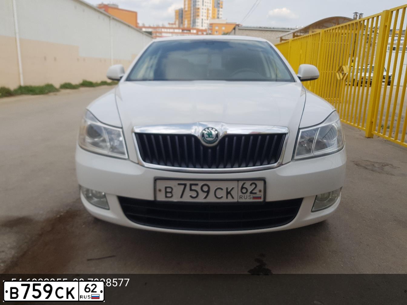 Фото автомобиля SKODA OCTAVIA, 2011 — госномер В759СК62. Цвет: Белый
