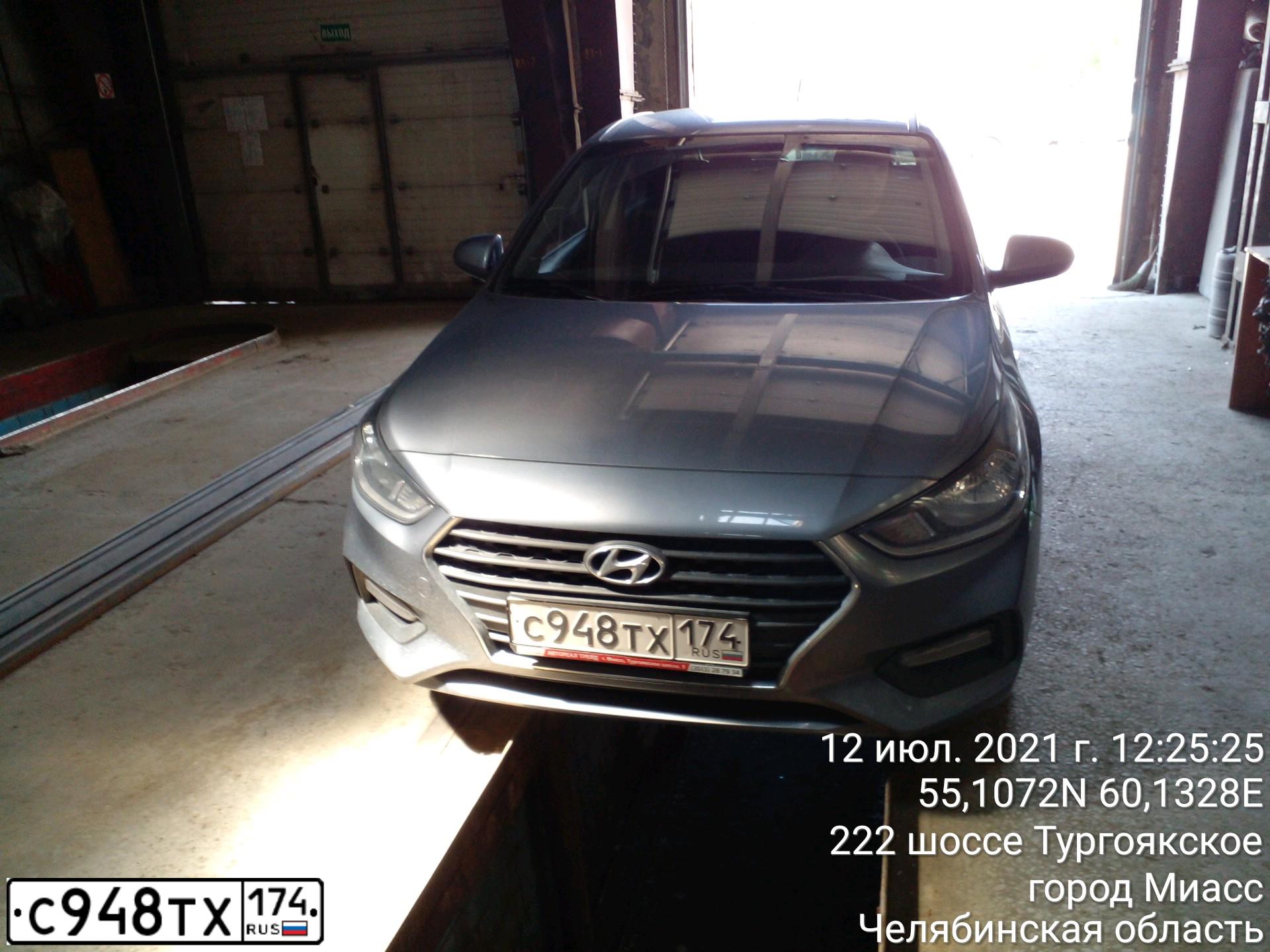 Фото автомобиля HYUNDAI SOLARIS, 2017 — госномер С948ТХ174. Цвет: СЕРЫЙ