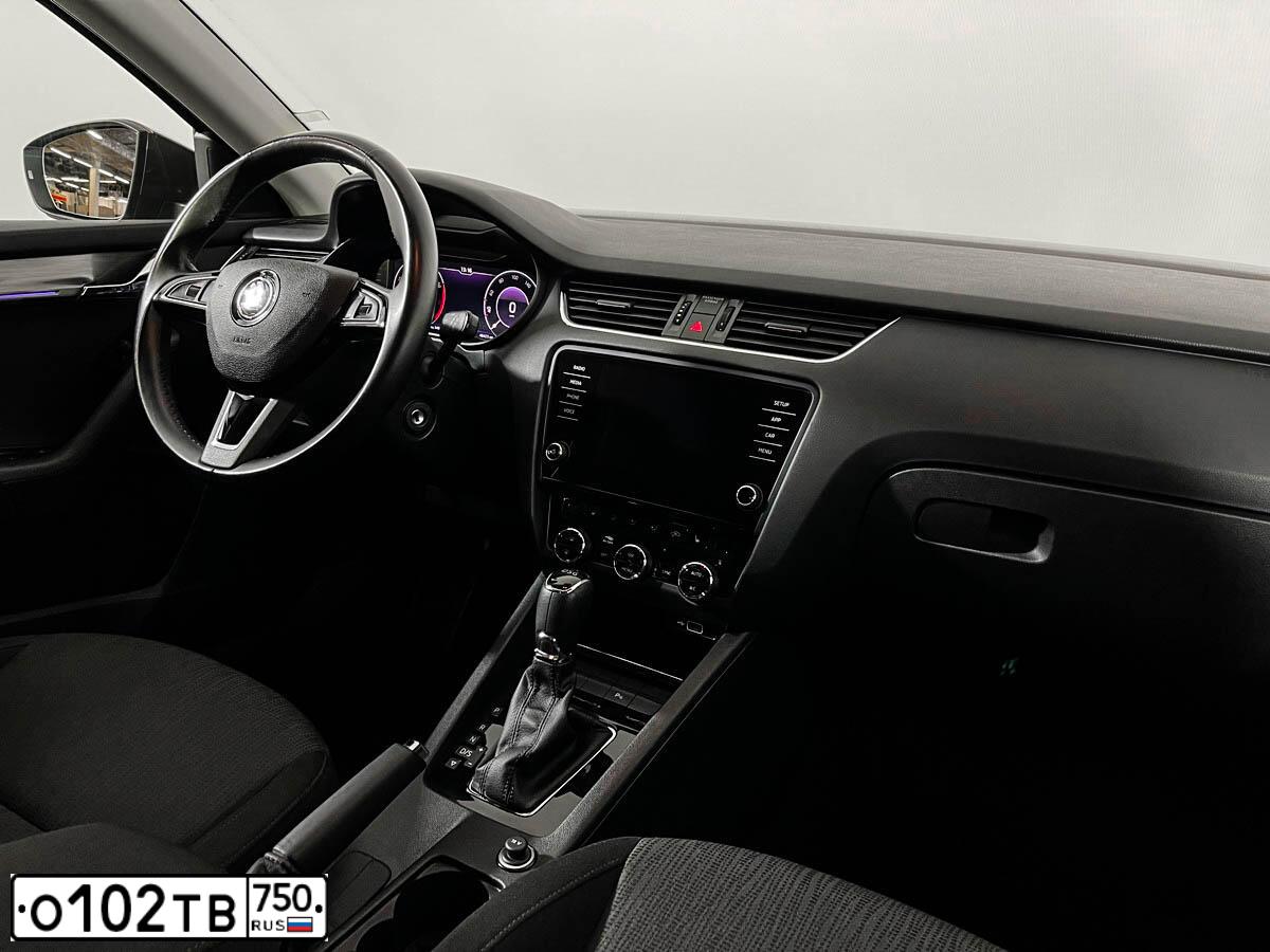 Фото автомобиля SKODA OCTAVIA, 2018 — госномер Х423ТО790. Цвет: Коричневый