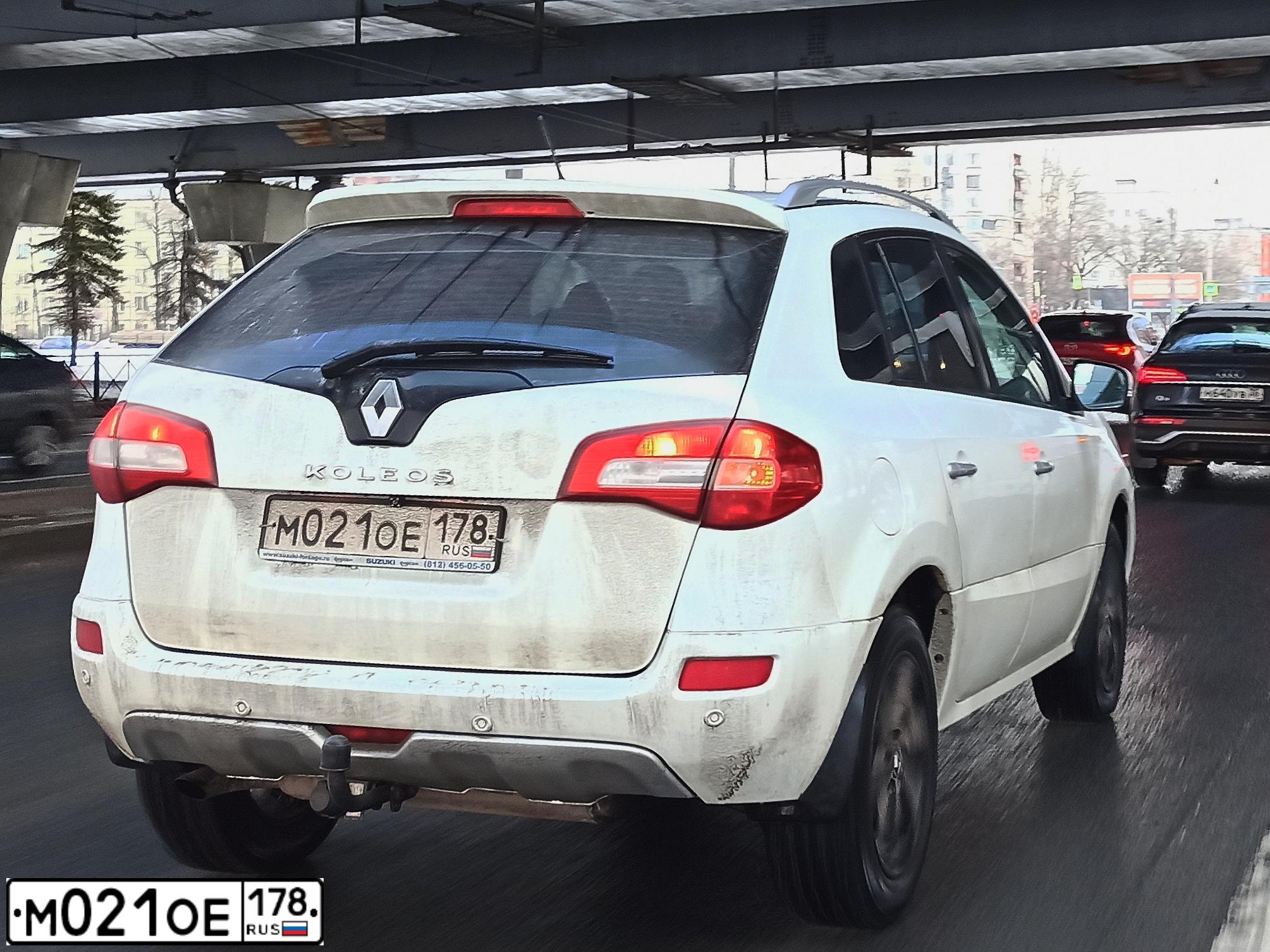 Фото автомобиля RENAULT KOLEOS, 2012 — госномер М021ОЕ178. Цвет: Белый