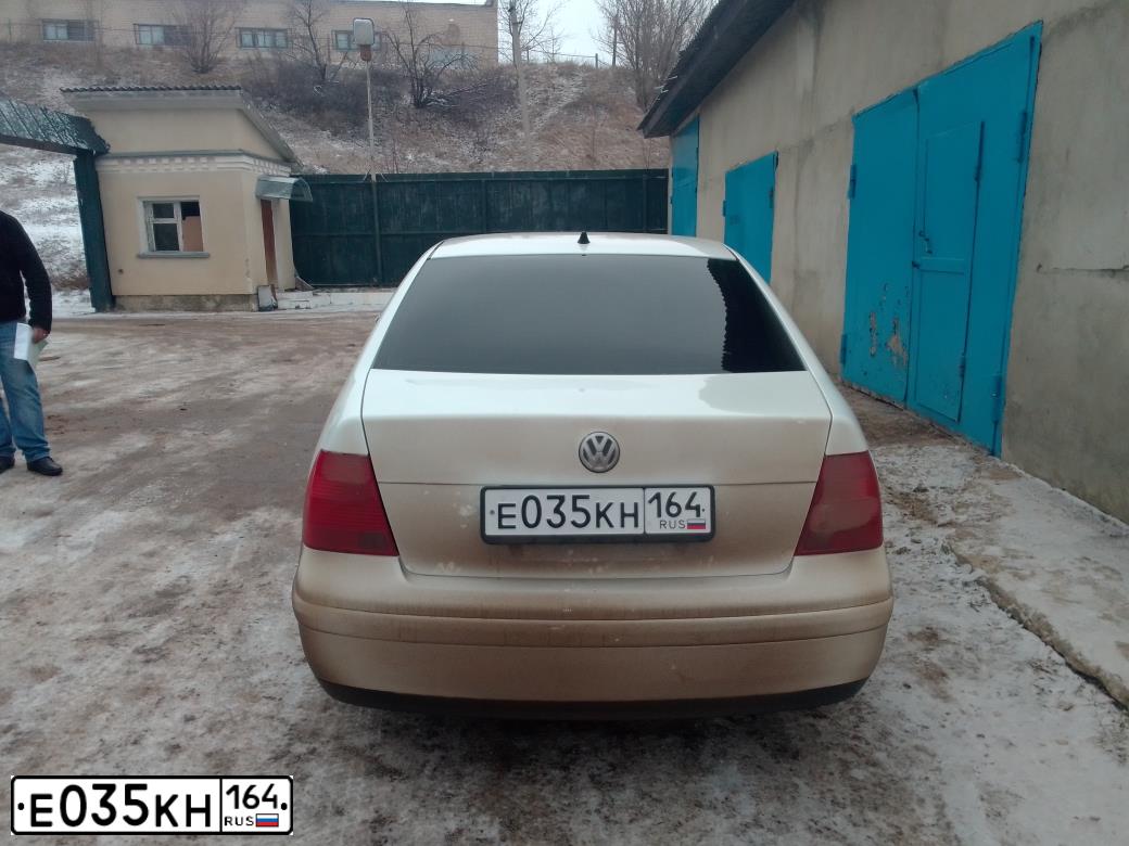 Фото автомобиля VOLKSWAGEN JETTA, 2002 — госномер Е035КН164. Цвет: Белый