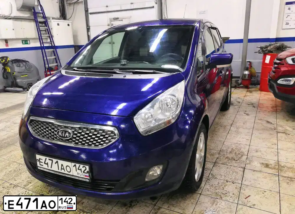 Фото автомобиля KIA VENGA, 2011 — госномер Е471АО142. Цвет: ТЕМНО-СИНИЙ