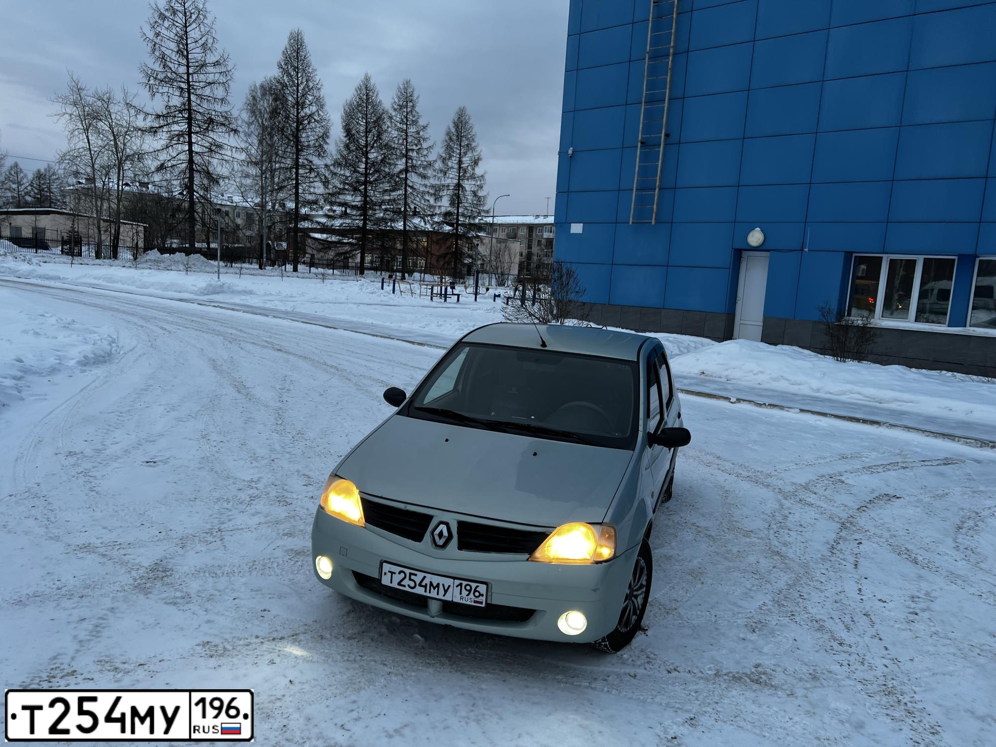 Фото автомобиля RENAULT LOGAN, 2005 — госномер Т254МУ196. Цвет: СВЕТЛО-ЗЕЛЕНЫЙ