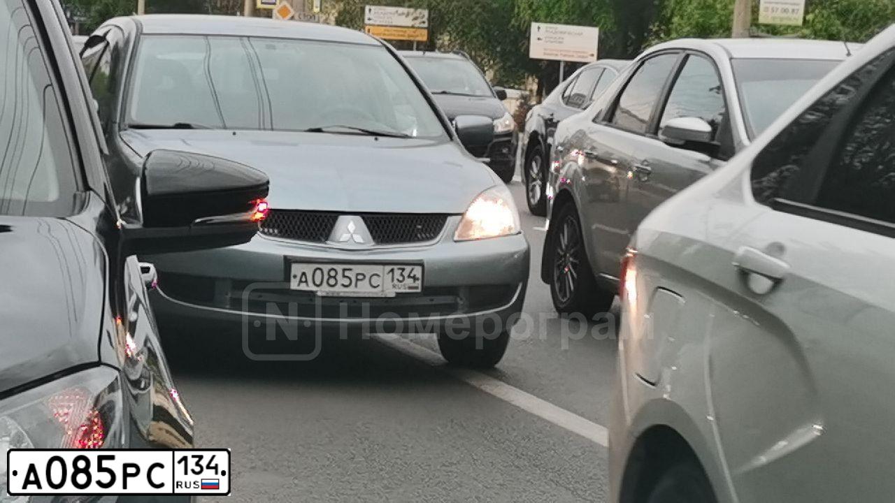 Фото автомобиля MITSUBISHI LANCER, 2006 — госномер А085РС134. Цвет: СВЕТЛО-СЕРО-ЗЕЛЕНЫЙ