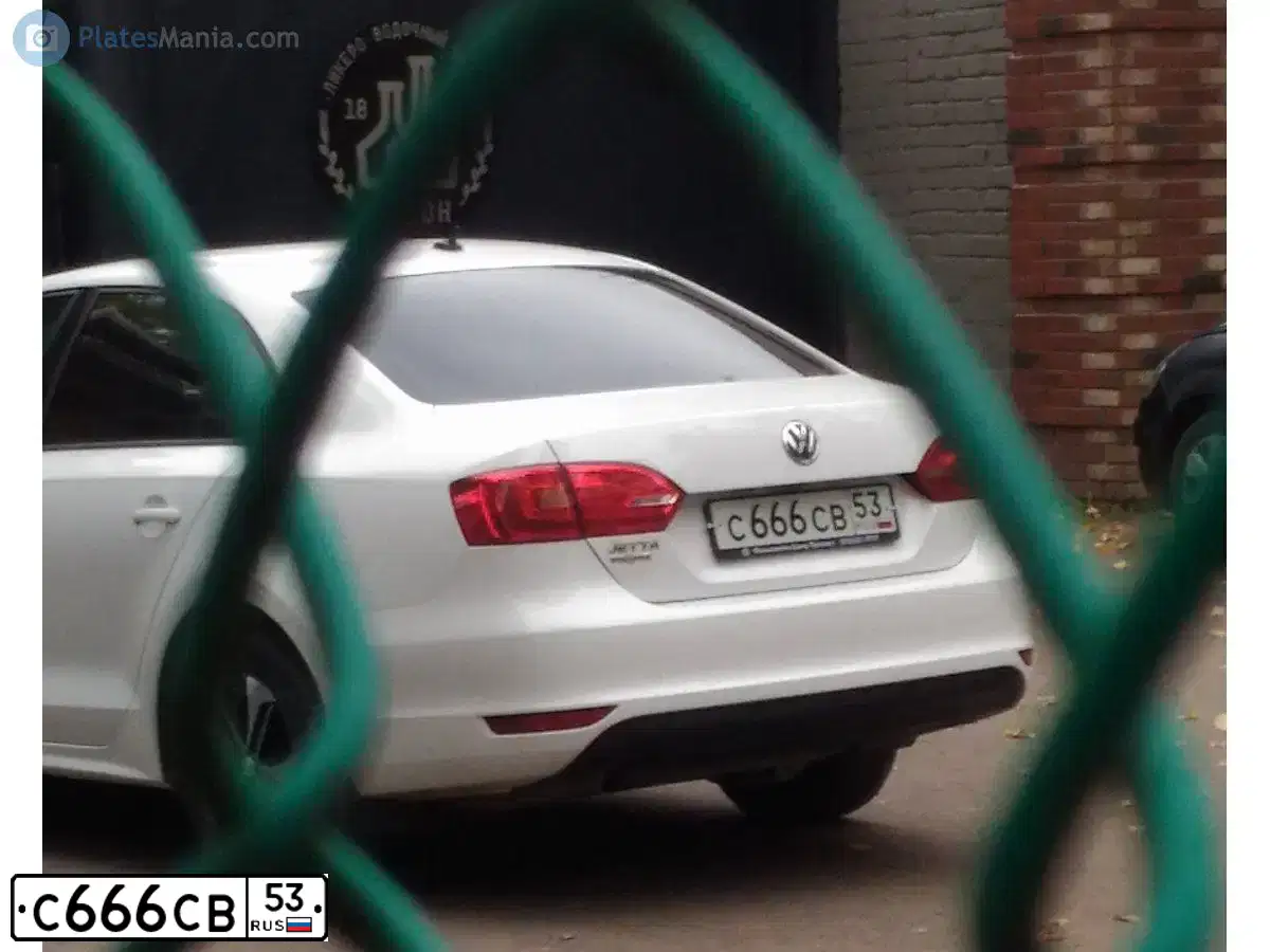 Фото автомобиля VOLKSWAGEN JETTA, 2013 — госномер С666СВ53. Цвет: Белый