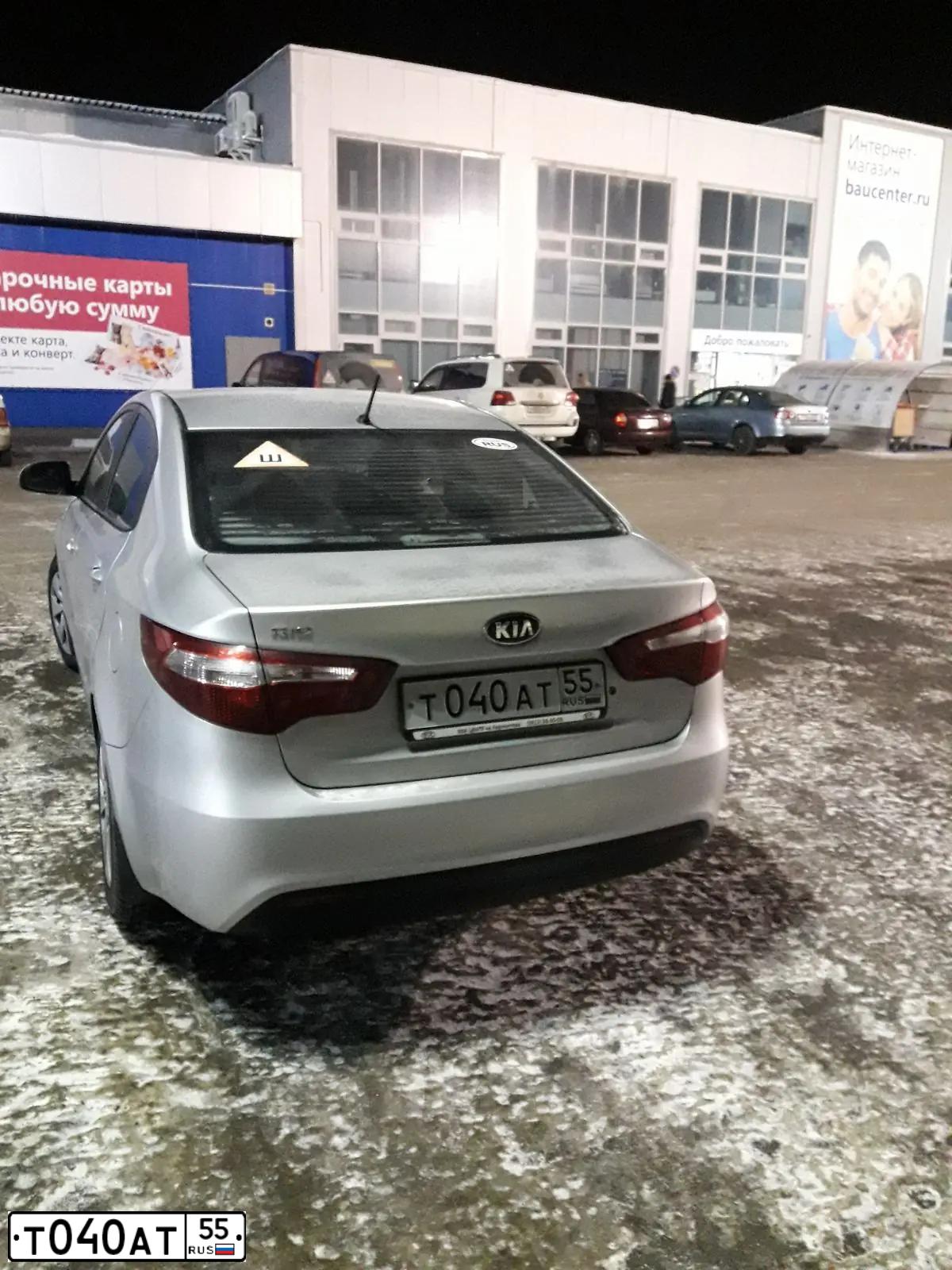 Фото автомобиля KIA RIO, 2014 — госномер У916НС55. Цвет: Серебристый