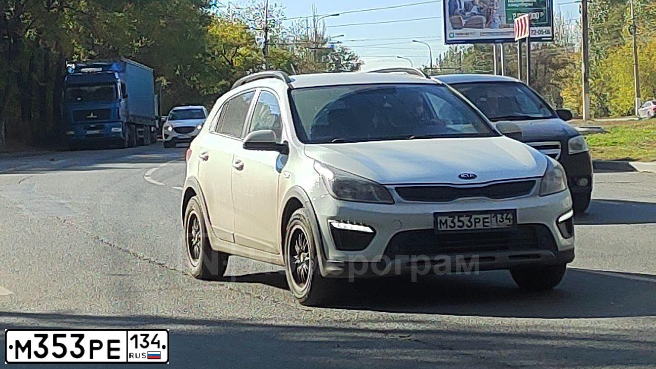 Фото автомобиля KIA RIO, 2019 — госномер М353РЕ134. Цвет: Белый