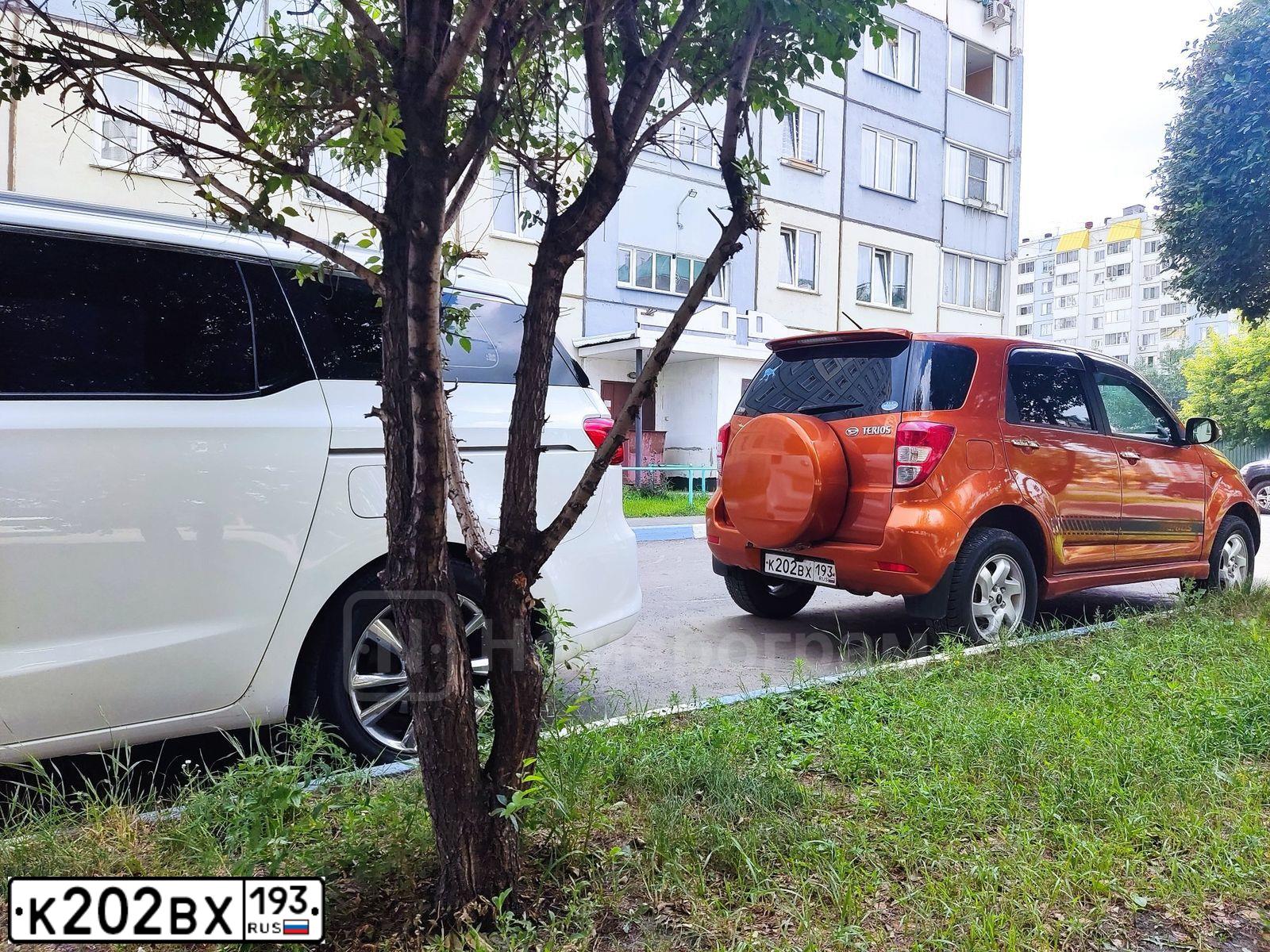 Фото автомобиля DAIHATSU TERIOS, 2007 — госномер К202ВХ193. Цвет: ОРАНЖЕВЫЙ