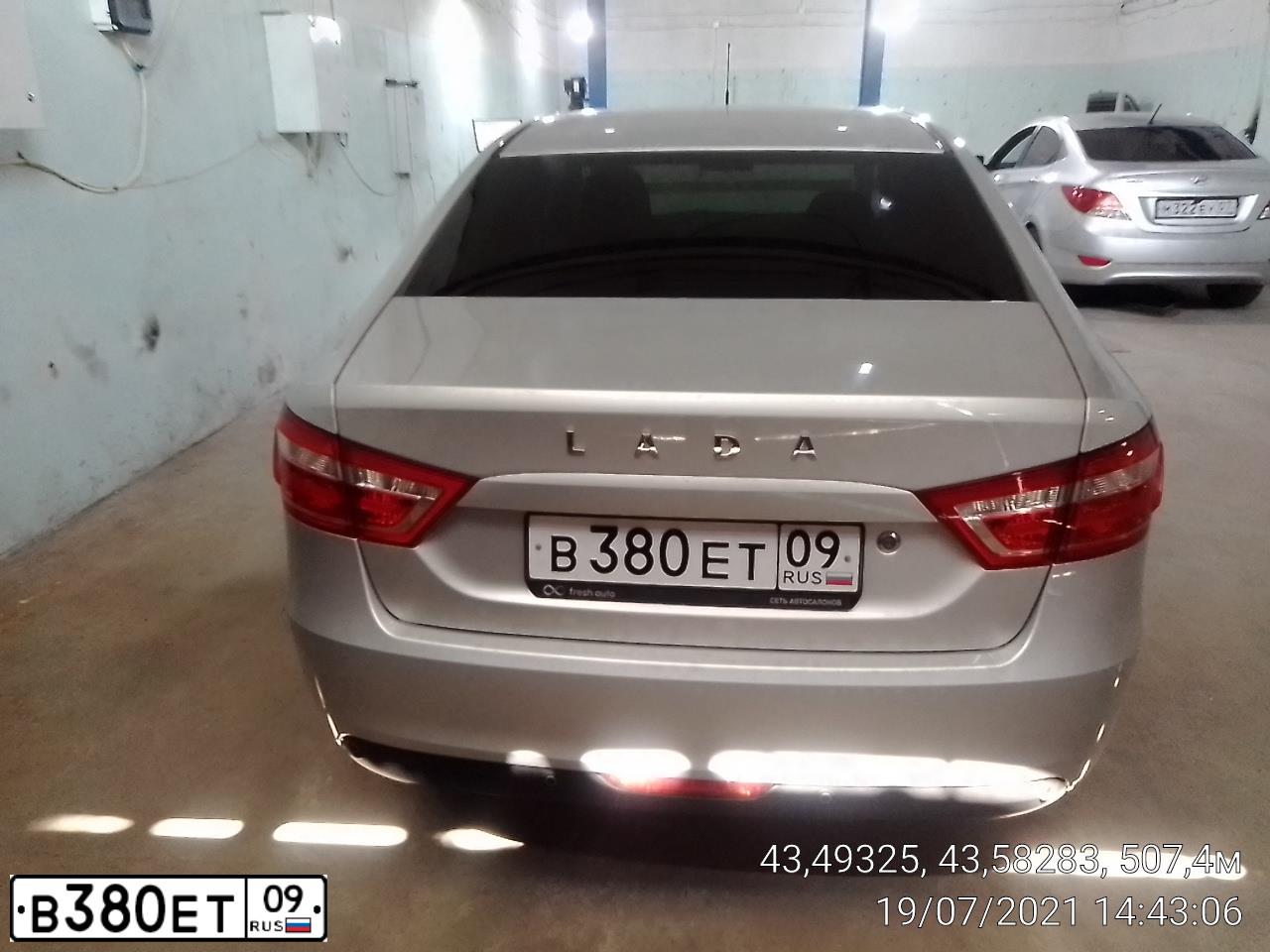 Фото автомобиля LADA VESTA, 2017 — госномер В380ЕТ09. Цвет: Серебристый