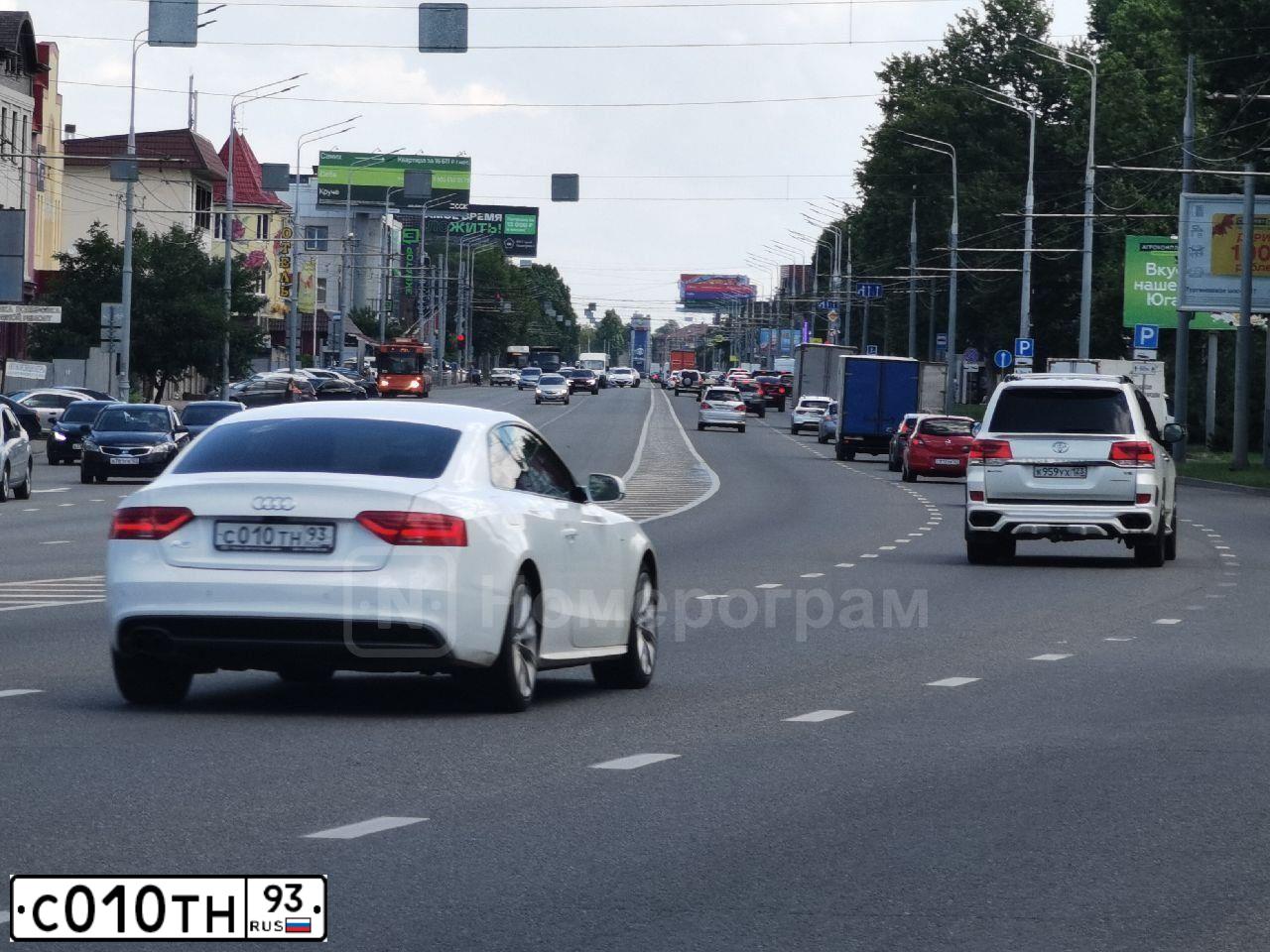 Фото автомобиля AUDI A1 SPORTBACK, 2012 — госномер С642РР123. Цвет: БЕЛЫЙ