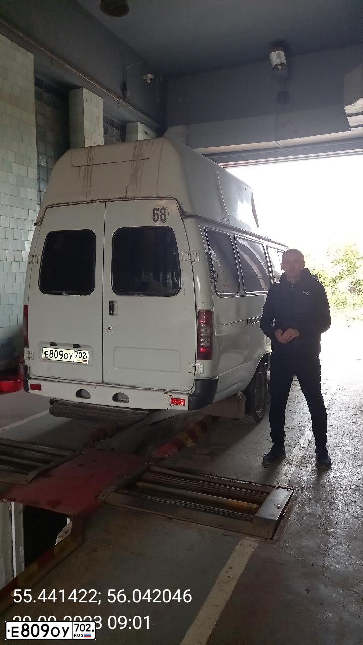 Фото автомобиля GAZ Z 3221 GAZEL, 2010 — госномер Е809ОУ702. Цвет: Белый