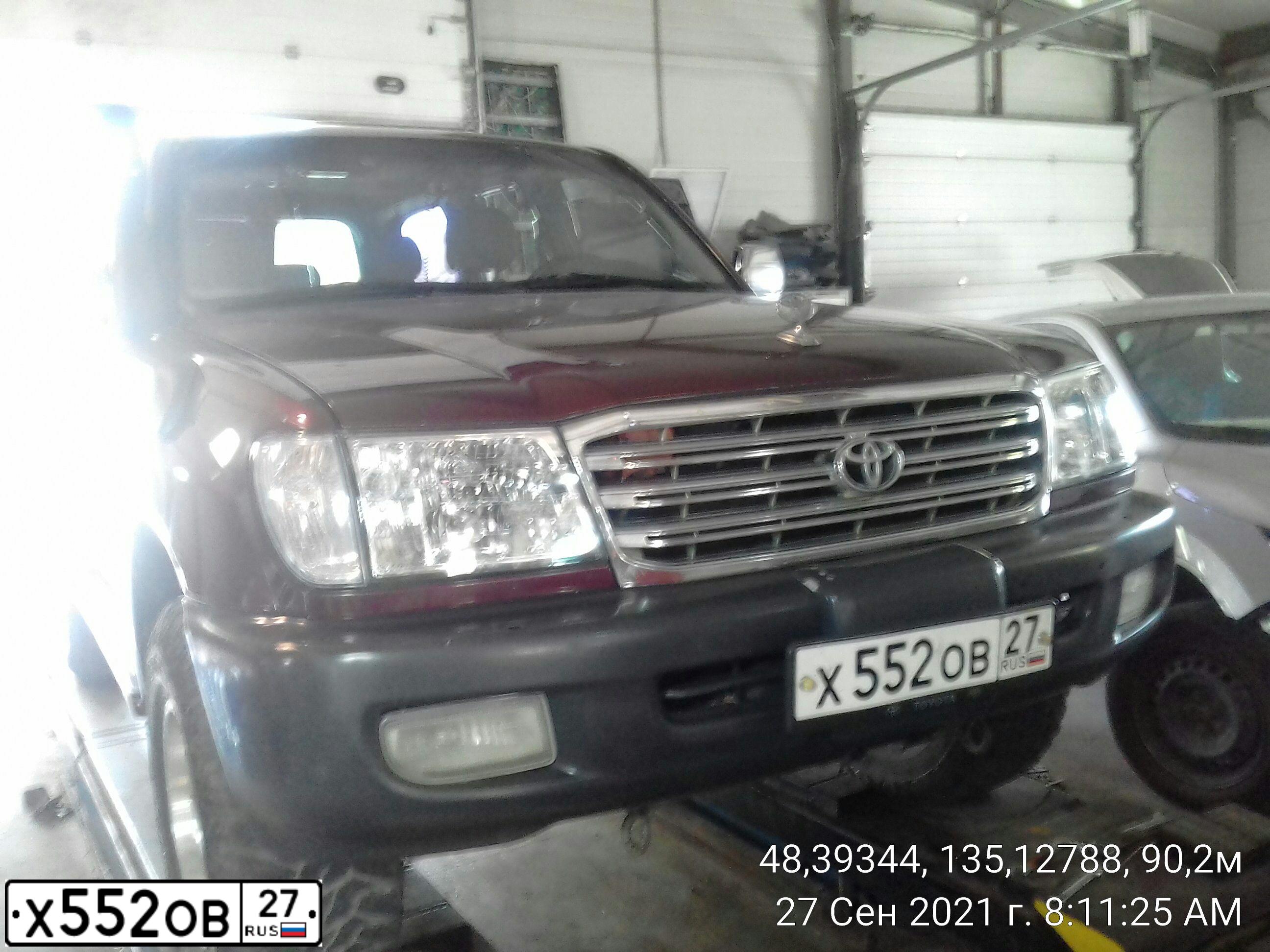 Фото автомобиля TOYOTA LANDCRUISER, 1998 — госномер Х552ОВ27. Цвет: КРАСНЫЙ БОРДОВЫЙ