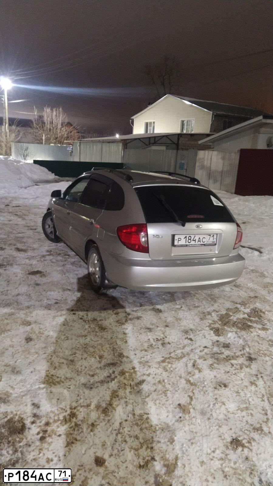 Фото автомобиля KIA RIO, 2004 — госномер Р184АС71. Цвет: Серебристый
