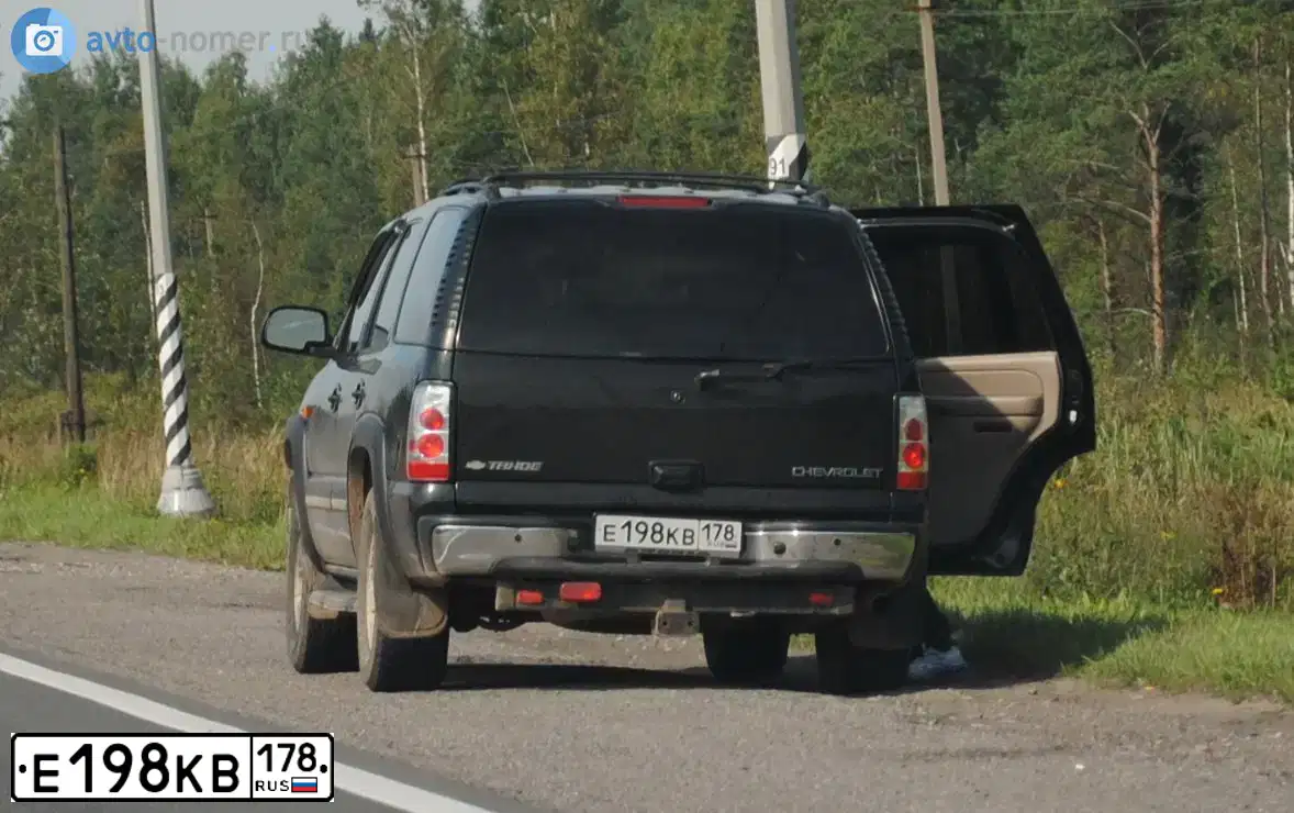 Фото автомобиля CHEVROLET TAHOE, 2005 — госномер Р254ОР48. Цвет: ЧЕРНЫЙ
