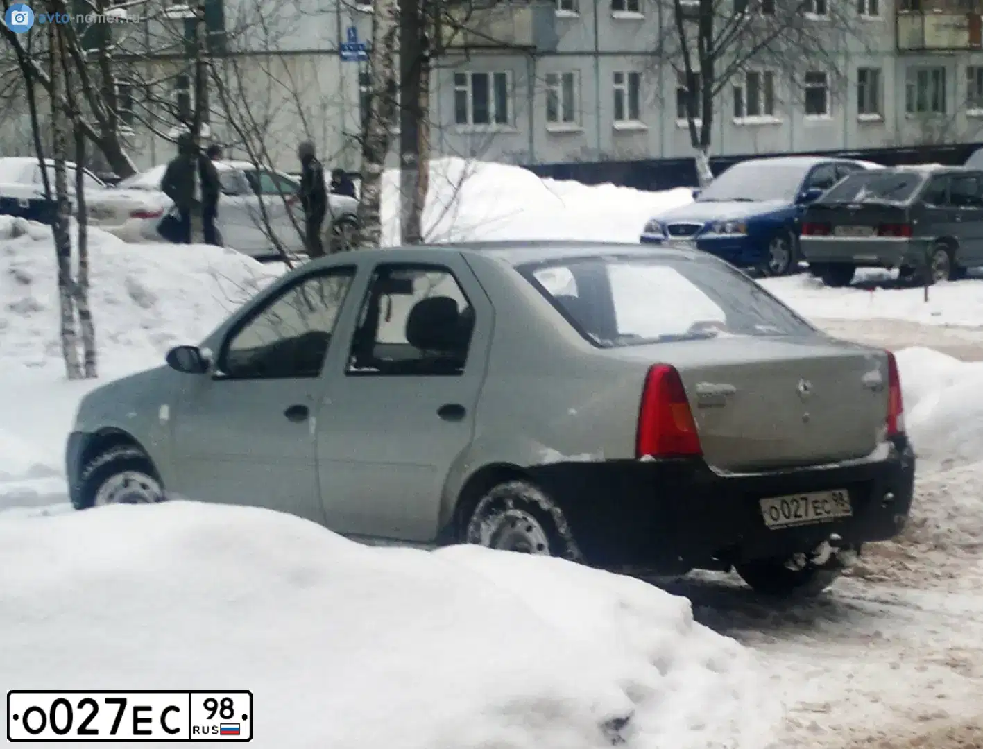 Фото автомобиля RENAULT LOGAN, 2006 — госномер О027ЕС98. Цвет: СЕРЫЙ