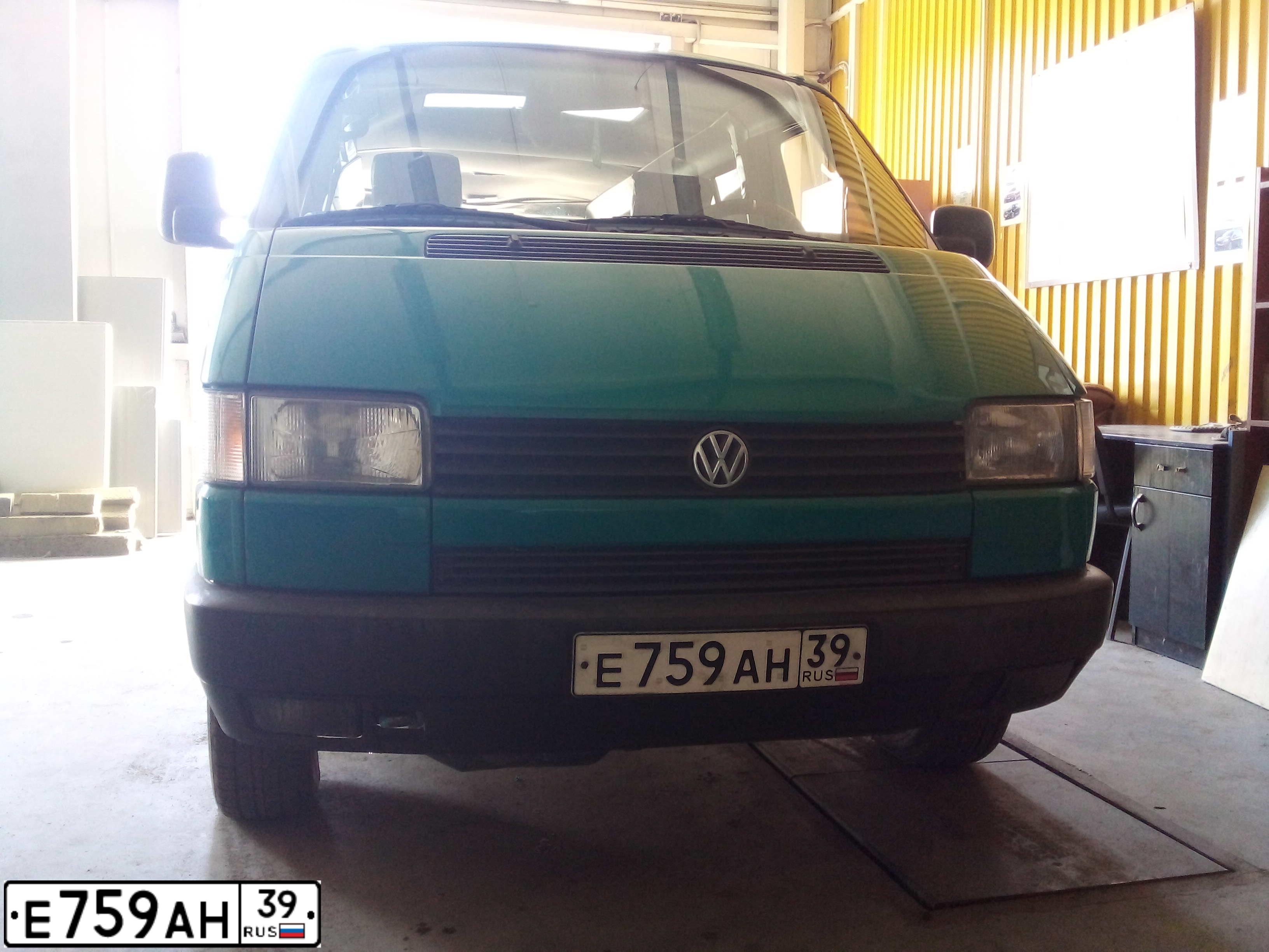 Фото автомобиля VOLKSWAGEN TRANSPORTER, 1992 — госномер Е759АН39. Цвет: ЗЕЛЕНЫЙ