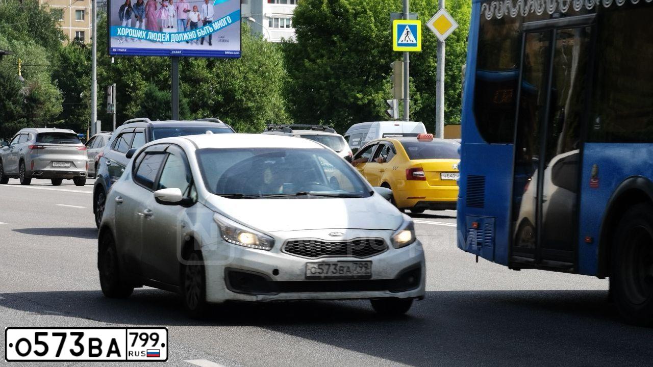 Фото автомобиля TOYOTA CAMRY, 2012 — госномер О573ВА799. Цвет: Белый