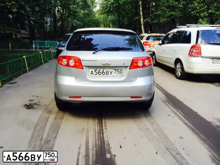 Фото автомобиля CHEVROLET LACETTI, 2008 — госномер У668ТХ777. Цвет: СЕРБРИСТЫЙ