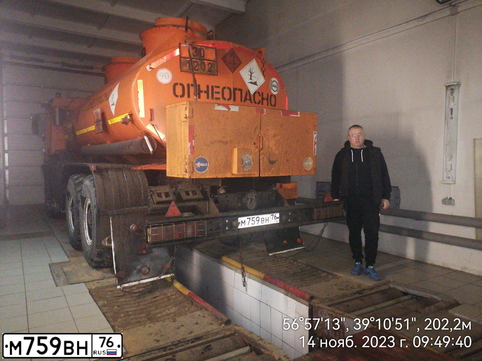 Фото автомобиля NEFAZ 6606 /KAMAZ 5321 6X4/, 2012 — госномер М759ВН76. Цвет: Оранжевый
