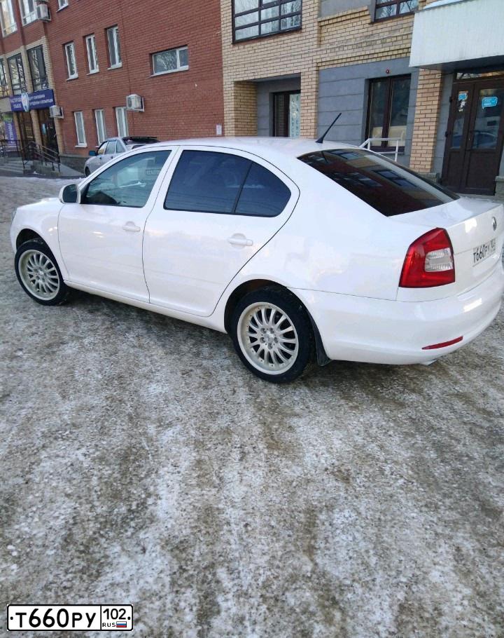 Фото автомобиля VOLKSWAGEN POLO, 2011 — госномер Т580РУ102. Цвет: Серебристо-Желтый