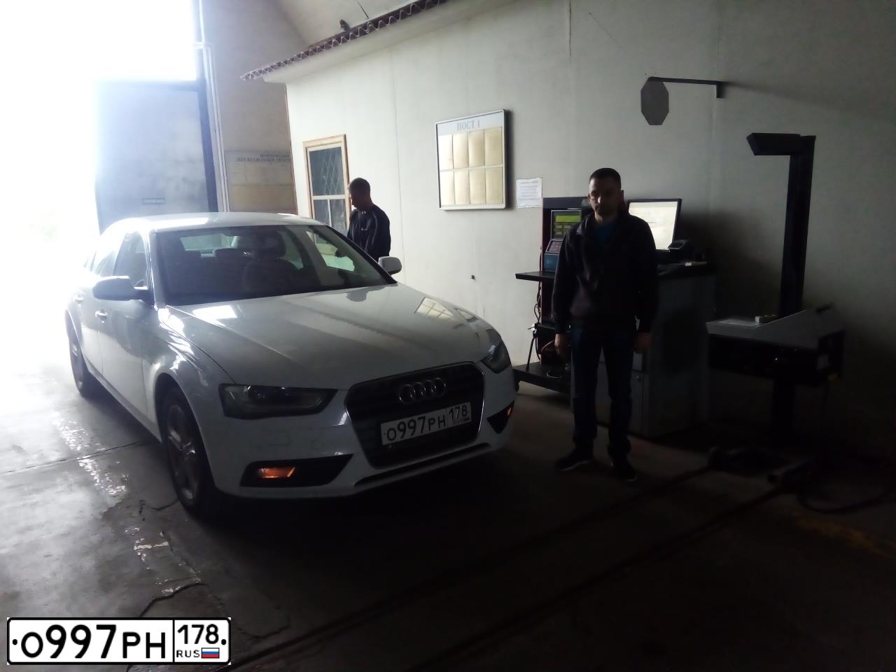 Фото автомобиля AUDI A4, 2013 — госномер О997РН178. Цвет: Белый